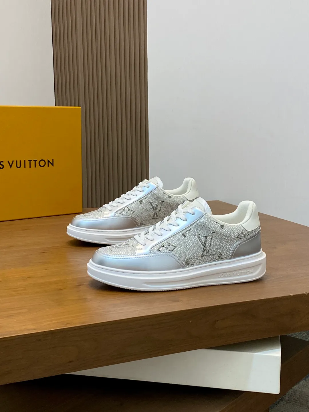 Men's shoes 💰760¥ ••New arrivals•• 2025FW•LV TRAINER hot diamond starry 💎retro sneakers! Lou* V～Made in Wanduan️original and authentic goods! Original imported top-grade anti-velvet cowhide • Hot-stamped imported Czech diamonds 💠 Fabric mesh lining for feet ➕ Original TPU combination sole ~ Lasting technology • Comfortable and durable!  Size: 38-44 (Male 45 46 customized)